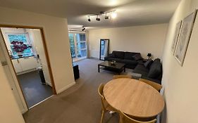 Spacious 2-Bedroom Flat Near Surbiton Station